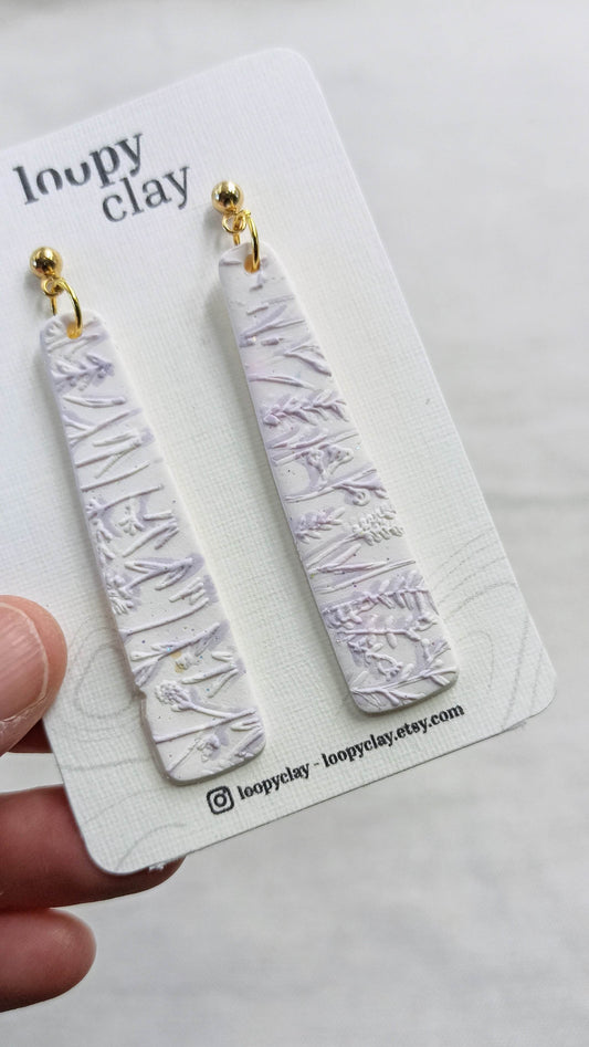 Orecchini pendenti a barra Eleganza Bianca fiori lilla - Loopy Clay