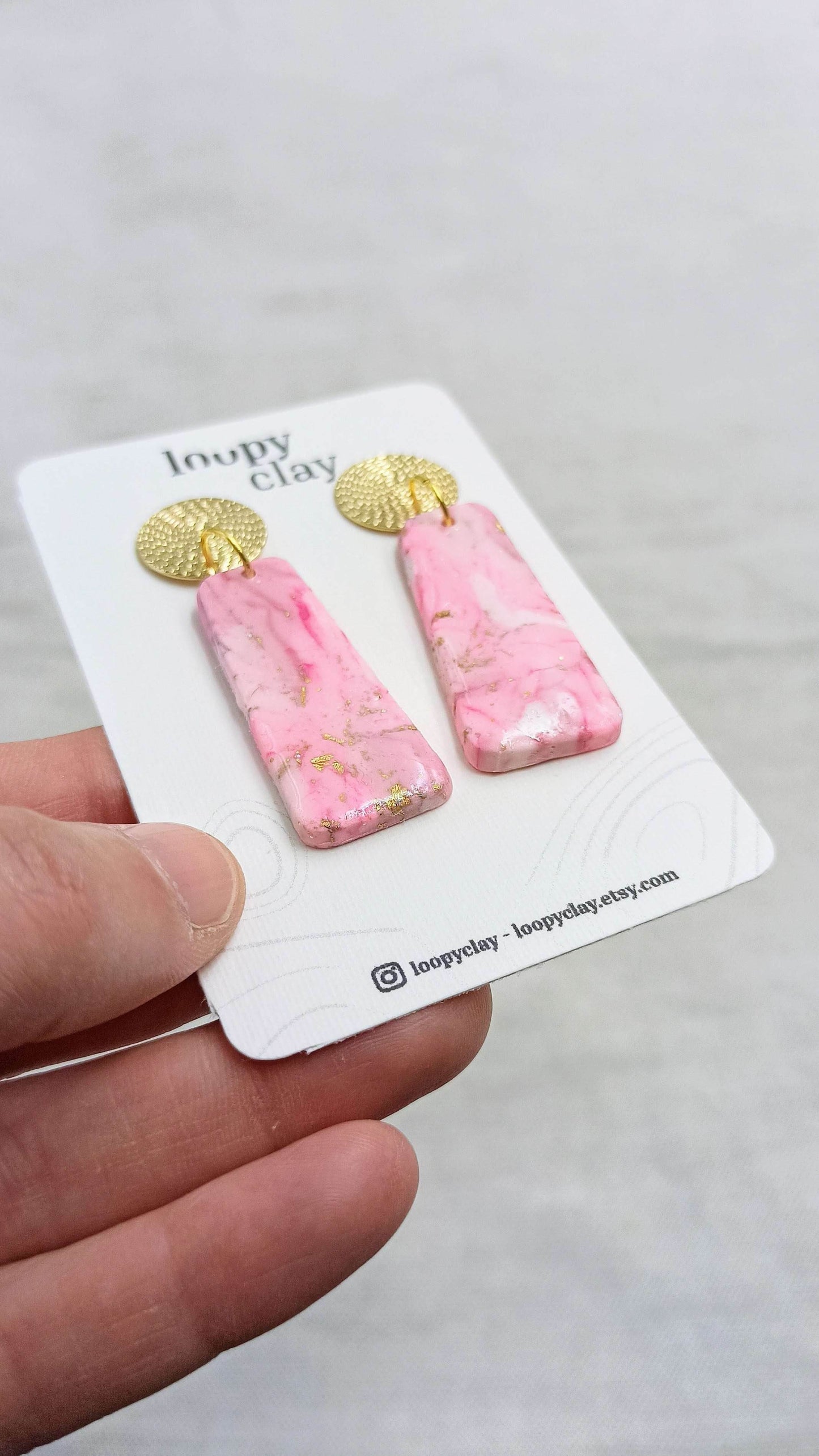 Orecchini pendenti a barra oro e rosa effetto marmo - Loopy Clay