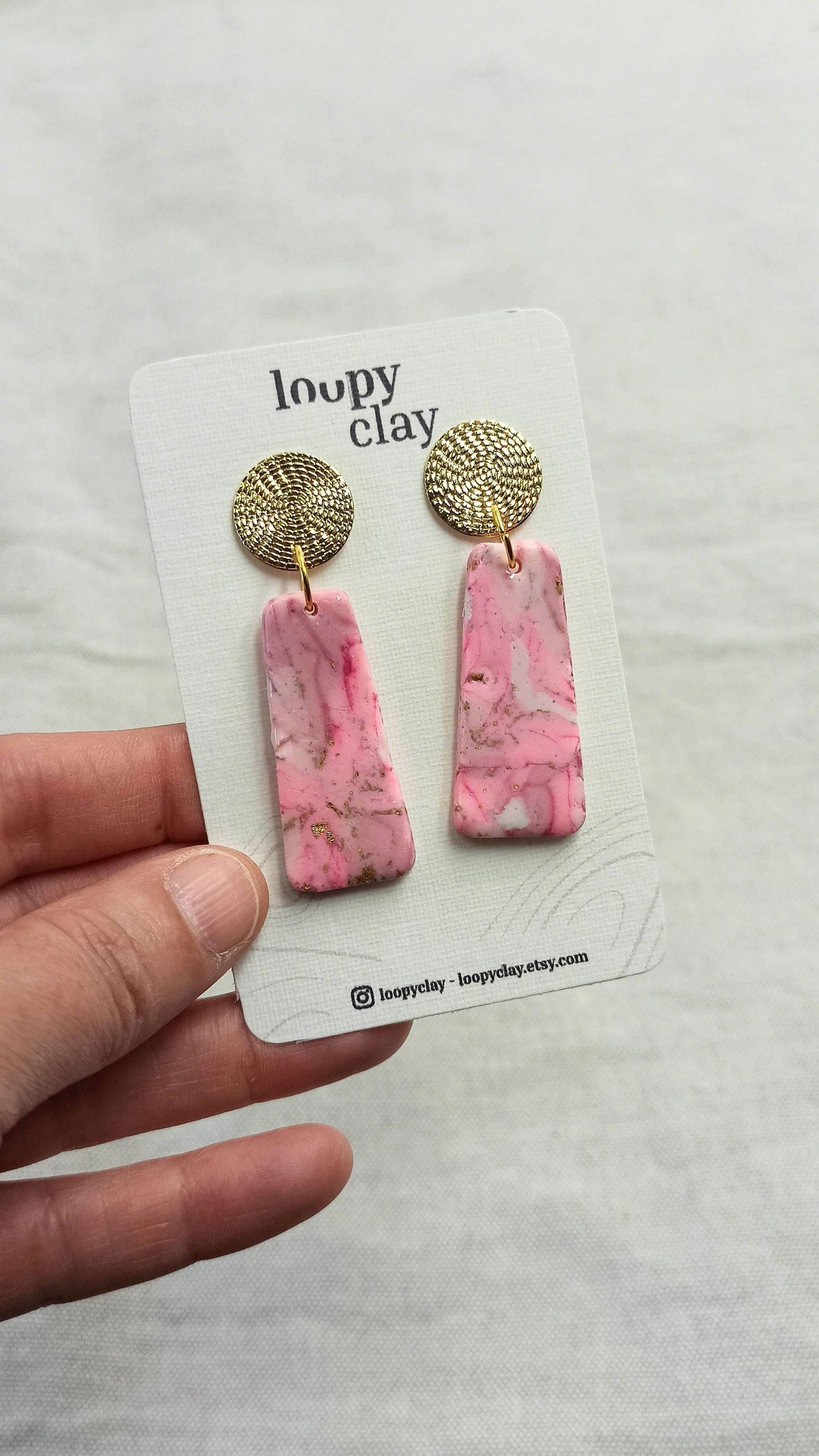 Orecchini pendenti a barra oro e rosa effetto marmo - Loopy Clay