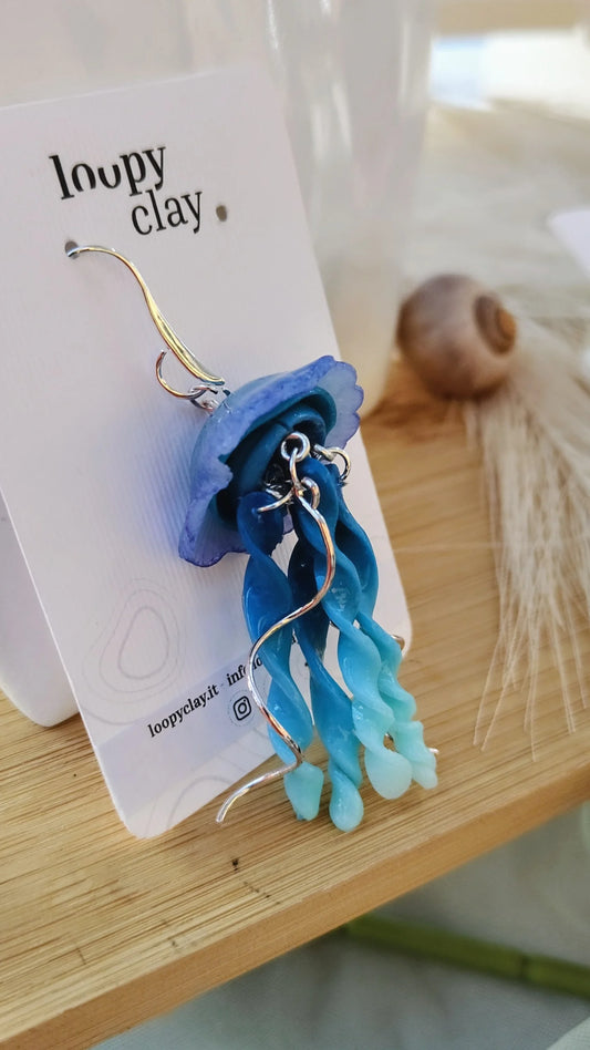 Orecchini donna artigianali pendenti Medusa fluttuante – leggeri, blu intenso, design unico e sofisticato