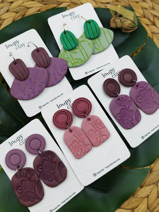 Orecchini pendenti in stile etnico con orchidee e fiori - Loopy Clay
