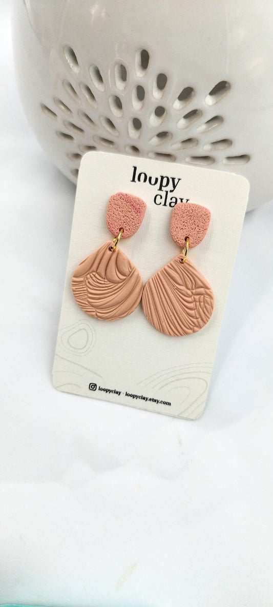 Orecchini romantici Pendenti Fatti a Mano: Un Tocco di Eleganza in Rosa Antico. Eleganza quotidiana. Rosa tenute con effetti a rilievo - Loopy Clay