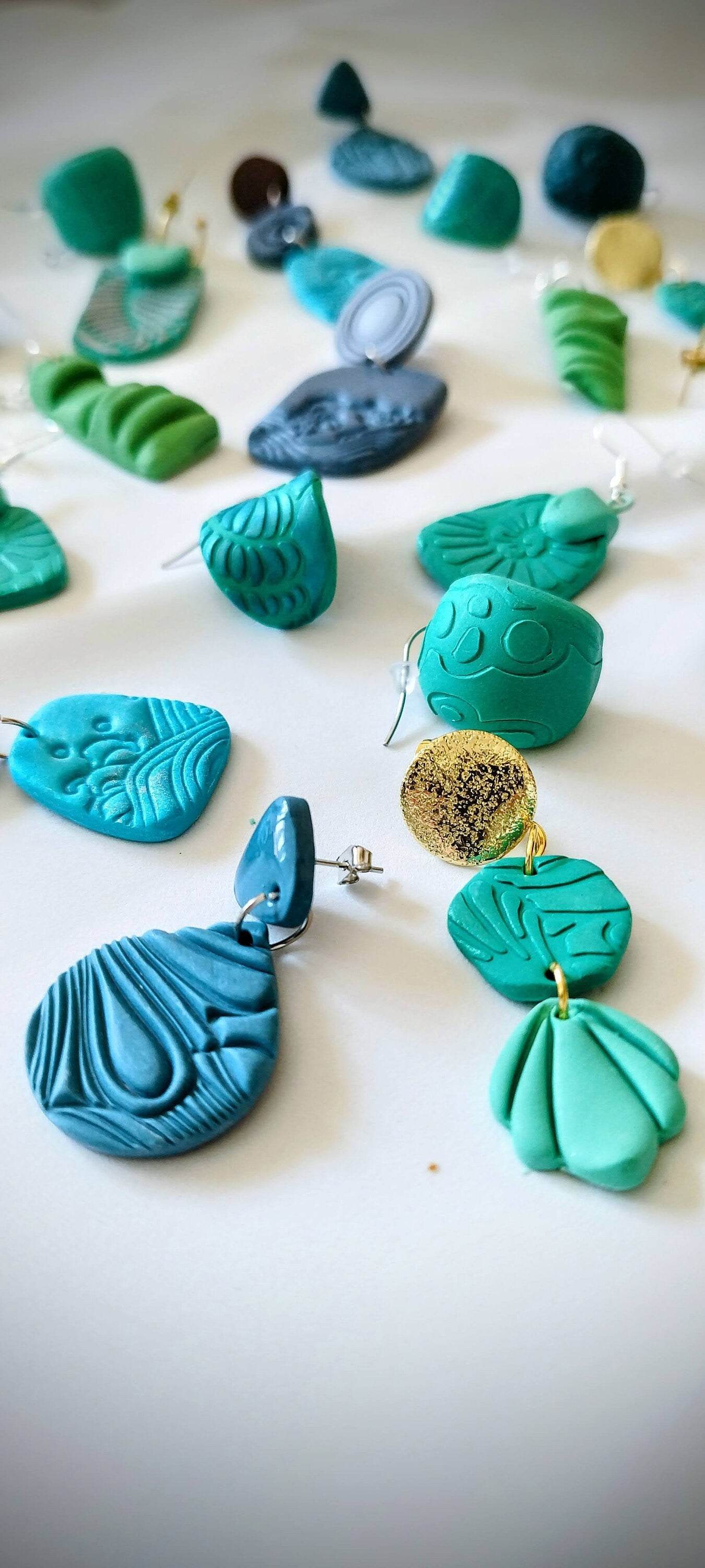 Orecchini romantici Pendenti Fatti a Mano: Un Tocco di Eleganza in blu. Eleganza quotidiana. Colore blu elegante con effetto a rilievo - Loopy Clay