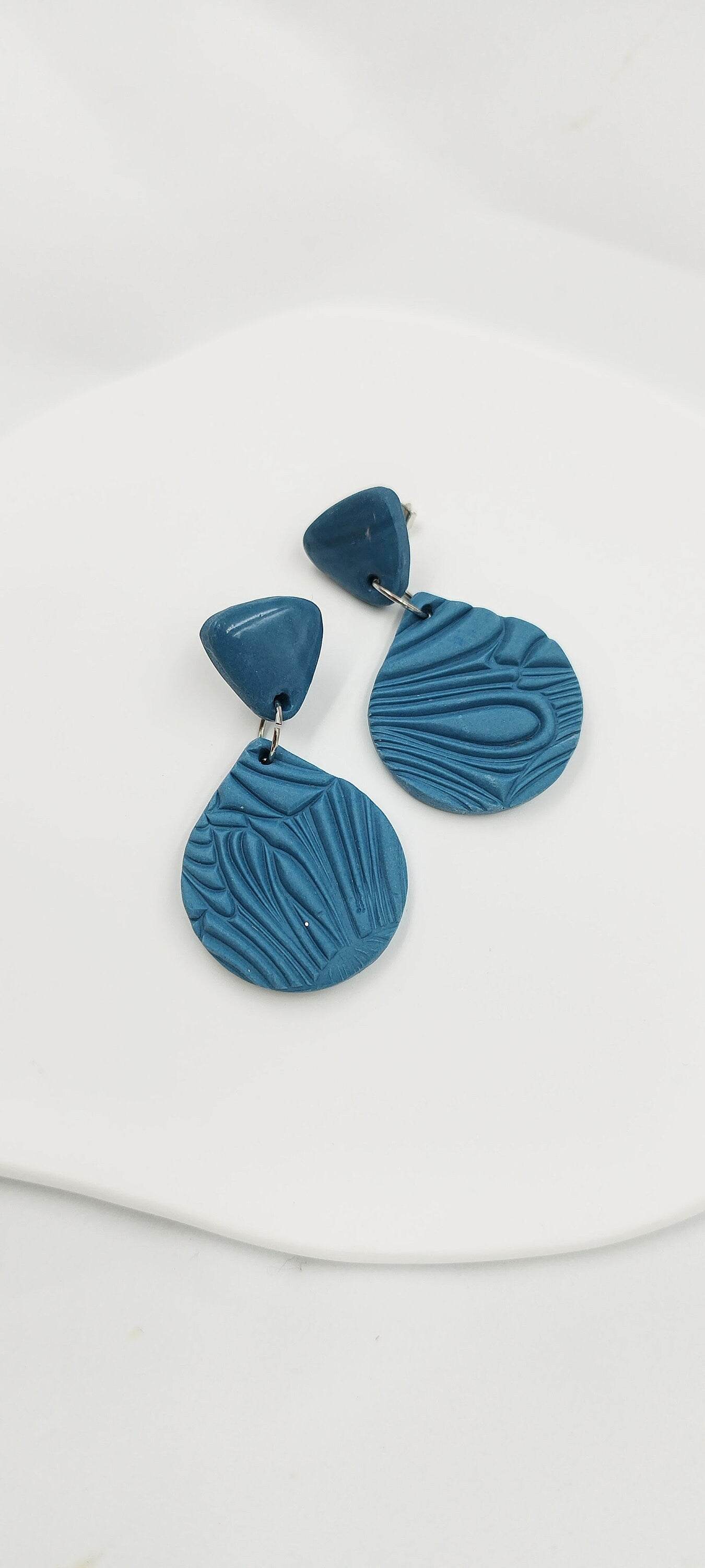 Orecchini romantici Pendenti Fatti a Mano: Un Tocco di Eleganza in blu. Eleganza quotidiana. Colore blu elegante con effetto a rilievo - Loopy Clay
