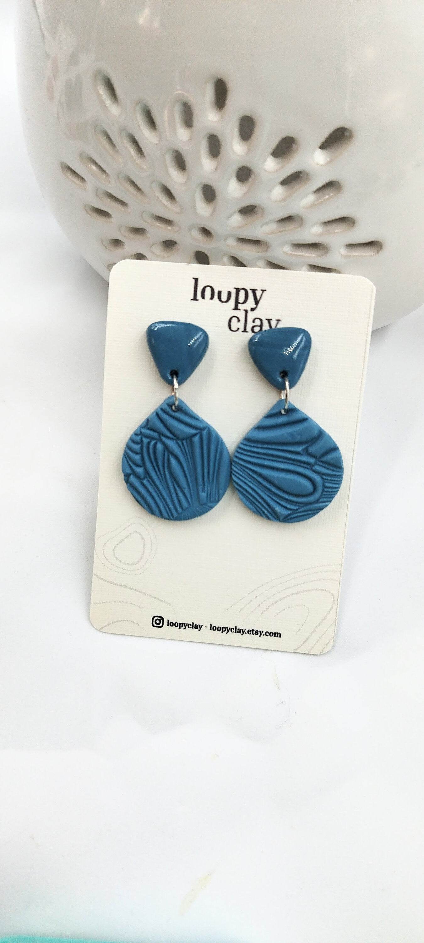 Orecchini romantici Pendenti Fatti a Mano: Un Tocco di Eleganza in blu. Eleganza quotidiana. Colore blu elegante con effetto a rilievo - Loopy Clay
