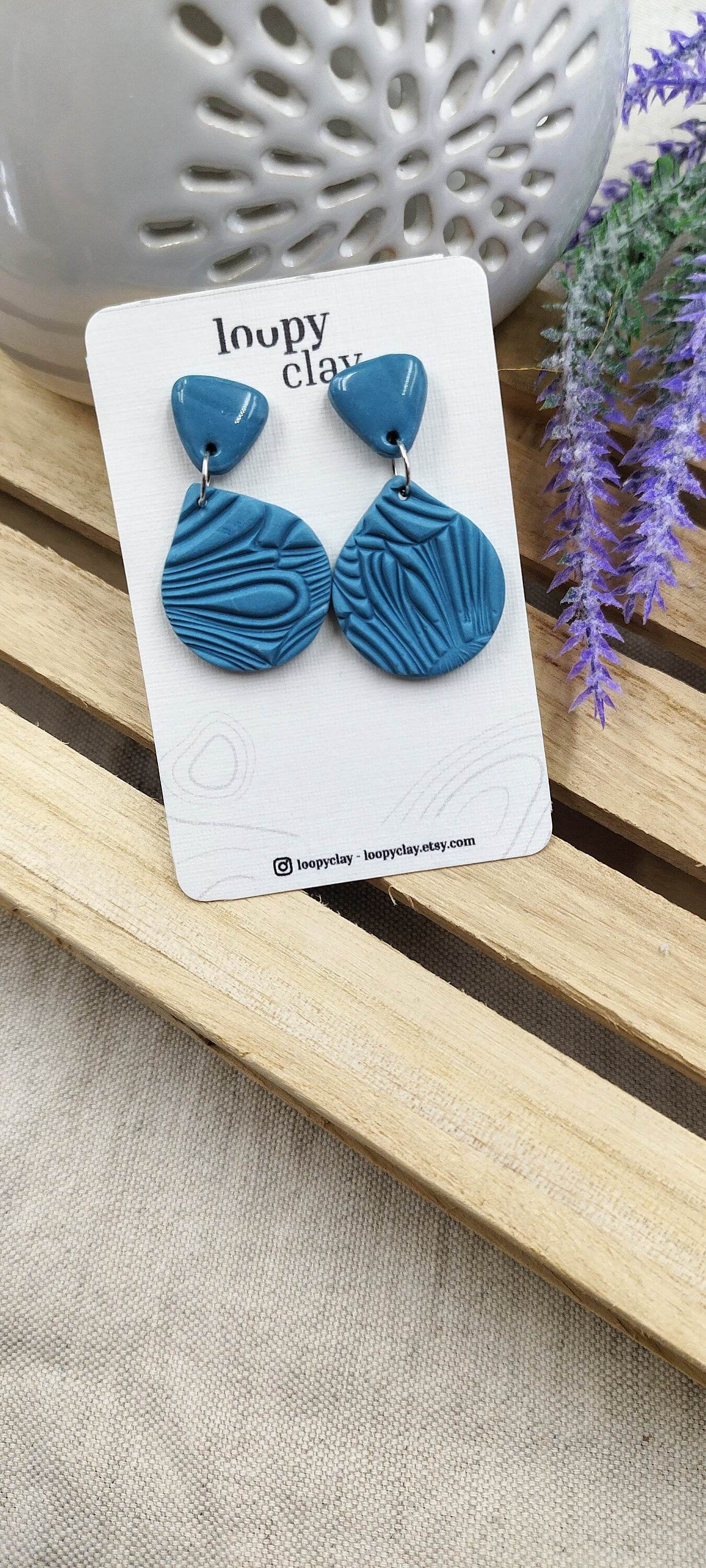 Orecchini romantici Pendenti Fatti a Mano: Un Tocco di Eleganza in blu. Eleganza quotidiana. Colore blu elegante con effetto a rilievo - Loopy Clay