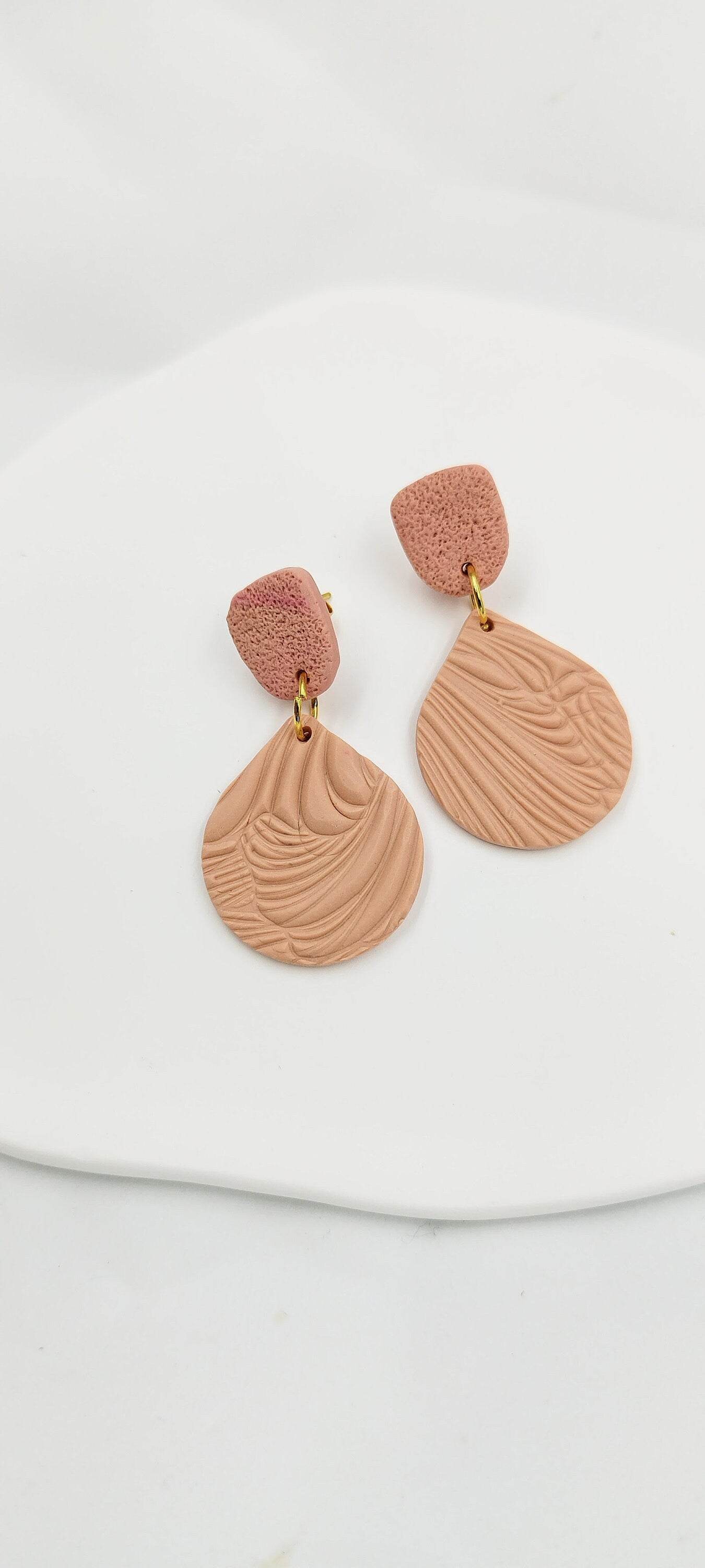 Orecchini romantici Pendenti Fatti a Mano: Un Tocco di Eleganza in Rosa Antico. Eleganza quotidiana. Rosa tenute con effetti a rilievo - Loopy Clay