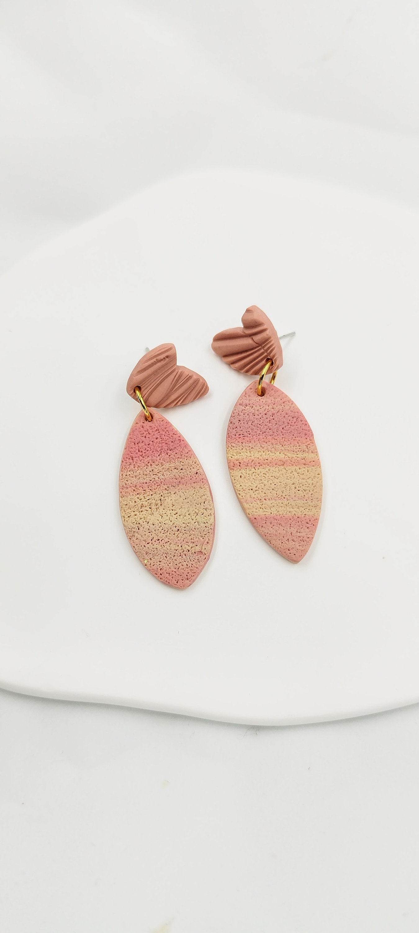 Orecchini romantici Pendenti Fatti a Mano: Un Tocco di Eleganza in Rosa Antico. Eleganza quotidiana. Sfumature del rosa, design a foglia - Loopy Clay