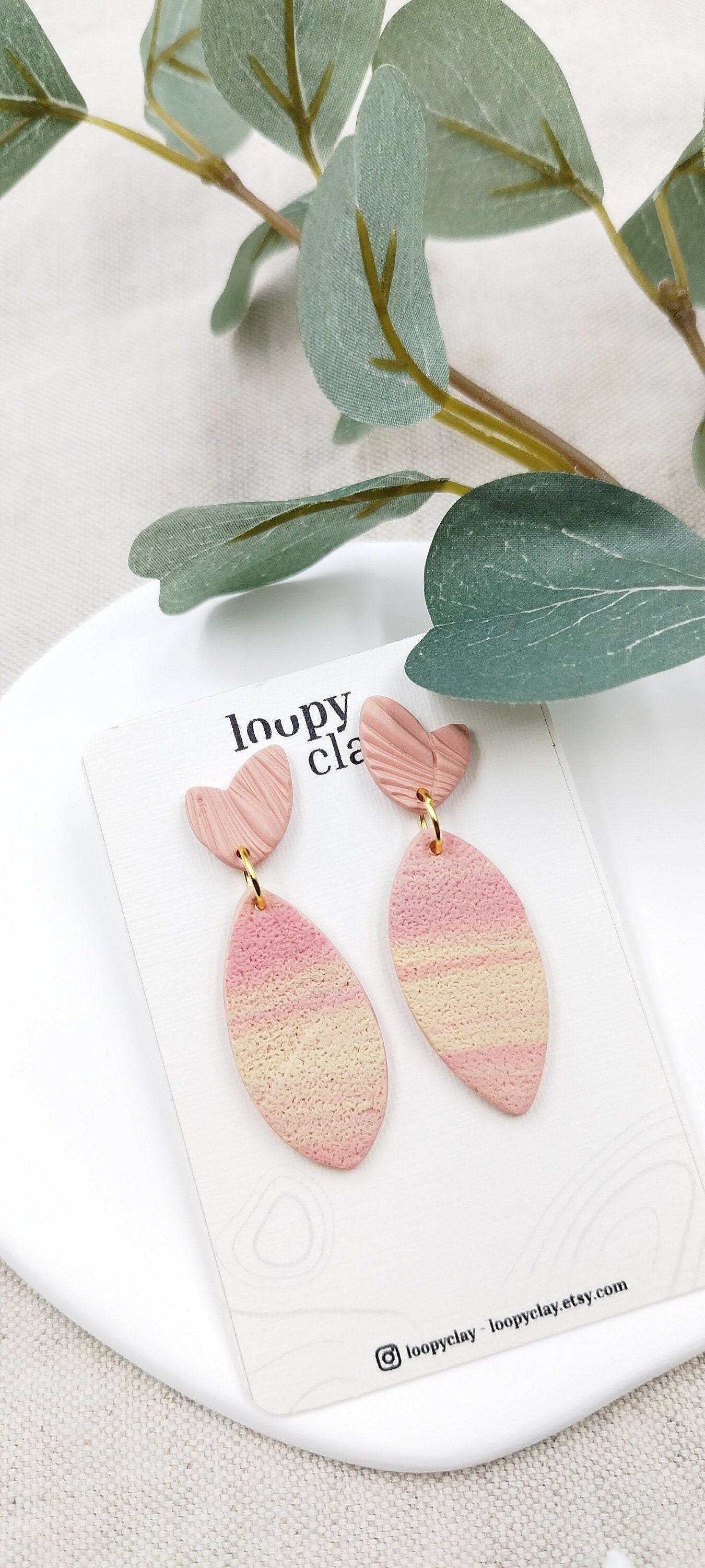 Orecchini romantici Pendenti Fatti a Mano: Un Tocco di Eleganza in Rosa Antico. Eleganza quotidiana. Sfumature del rosa, design a foglia - Loopy Clay