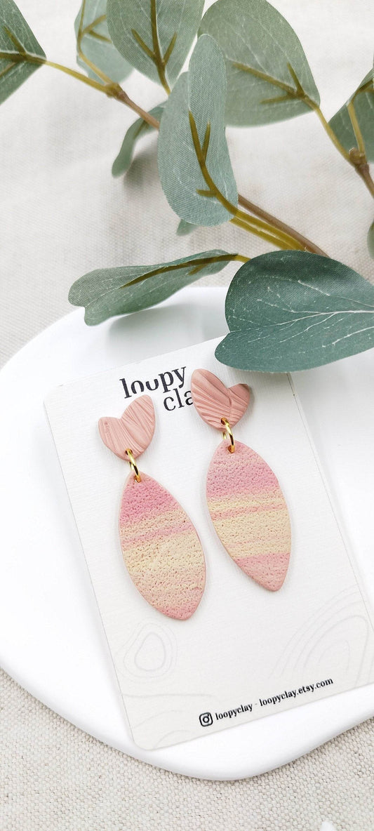 Orecchini romantici Pendenti Fatti a Mano: Un Tocco di Eleganza in Rosa Antico. Eleganza quotidiana. Sfumature del rosa, design a foglia - Loopy Clay