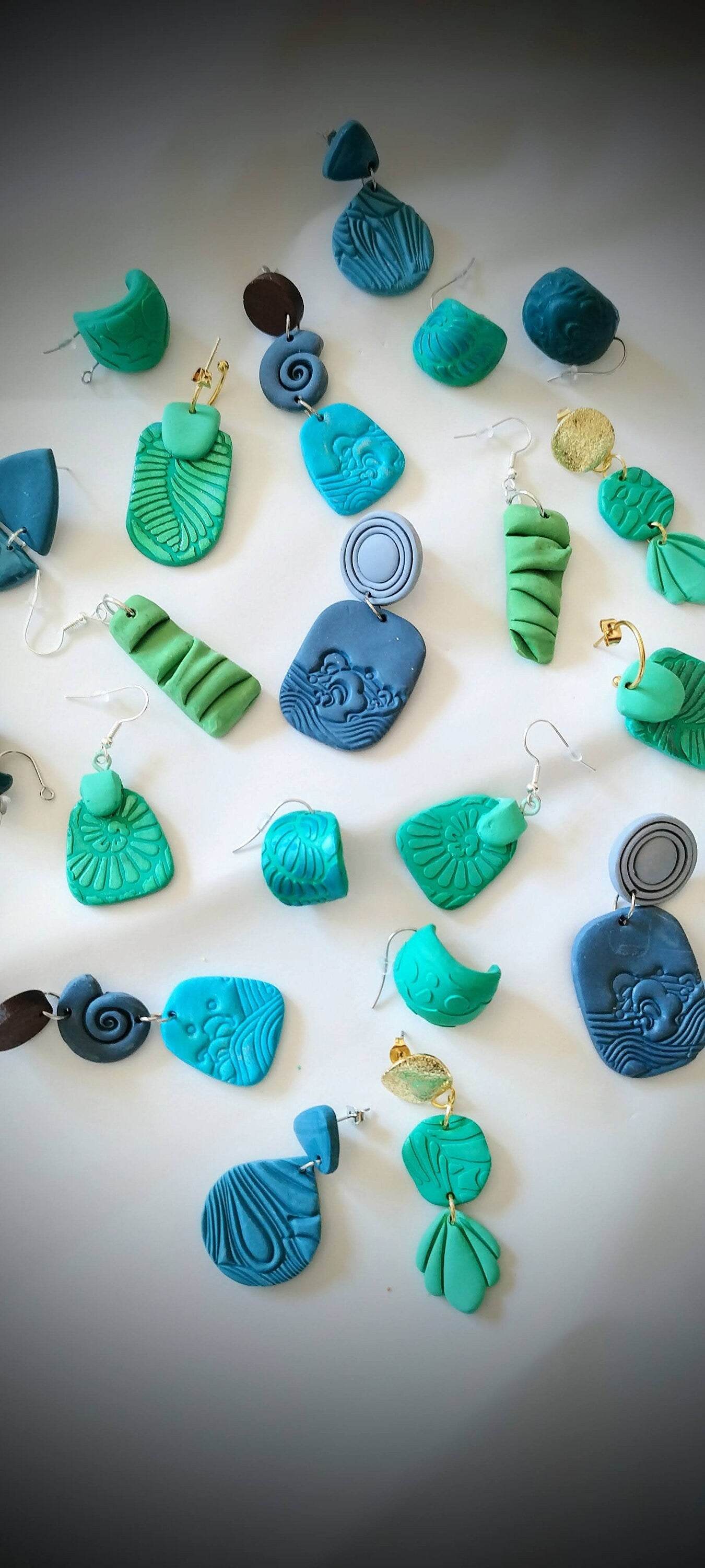 Orecchini romantici Pendenti Fatti a Mano: Un Tocco di Eleganza in blu. Eleganza quotidiana. Colore blu elegante con effetto a rilievo - Loopy Clay