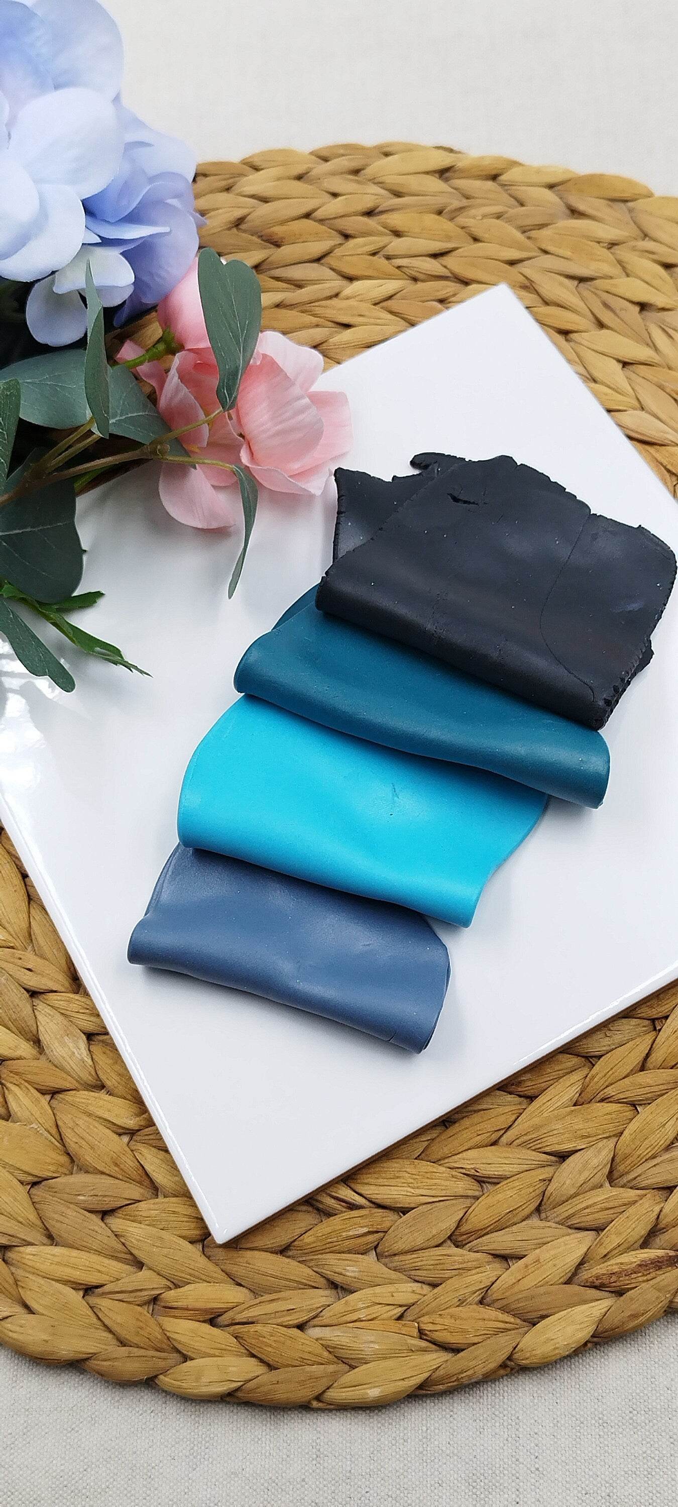 Orecchini romantici Pendenti Fatti a Mano: Un Tocco di Eleganza in blu. Eleganza quotidiana. Colore blu elegante con effetto a rilievo - Loopy Clay