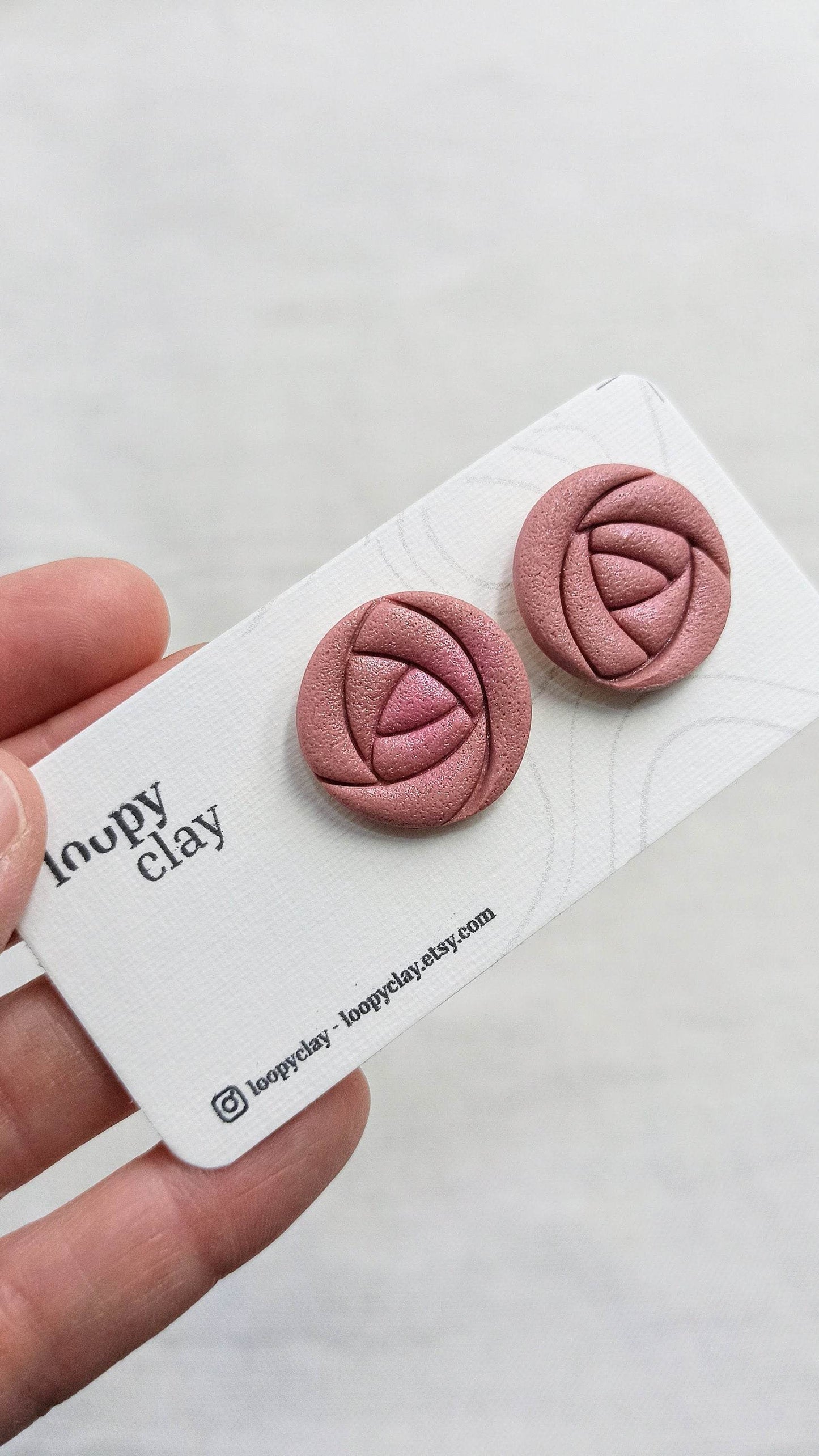 Orecchini a bottone a forma di rosa - Loopy Clay