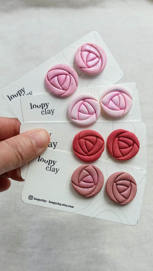 Orecchini a bottone a forma di rosa - Loopy Clay