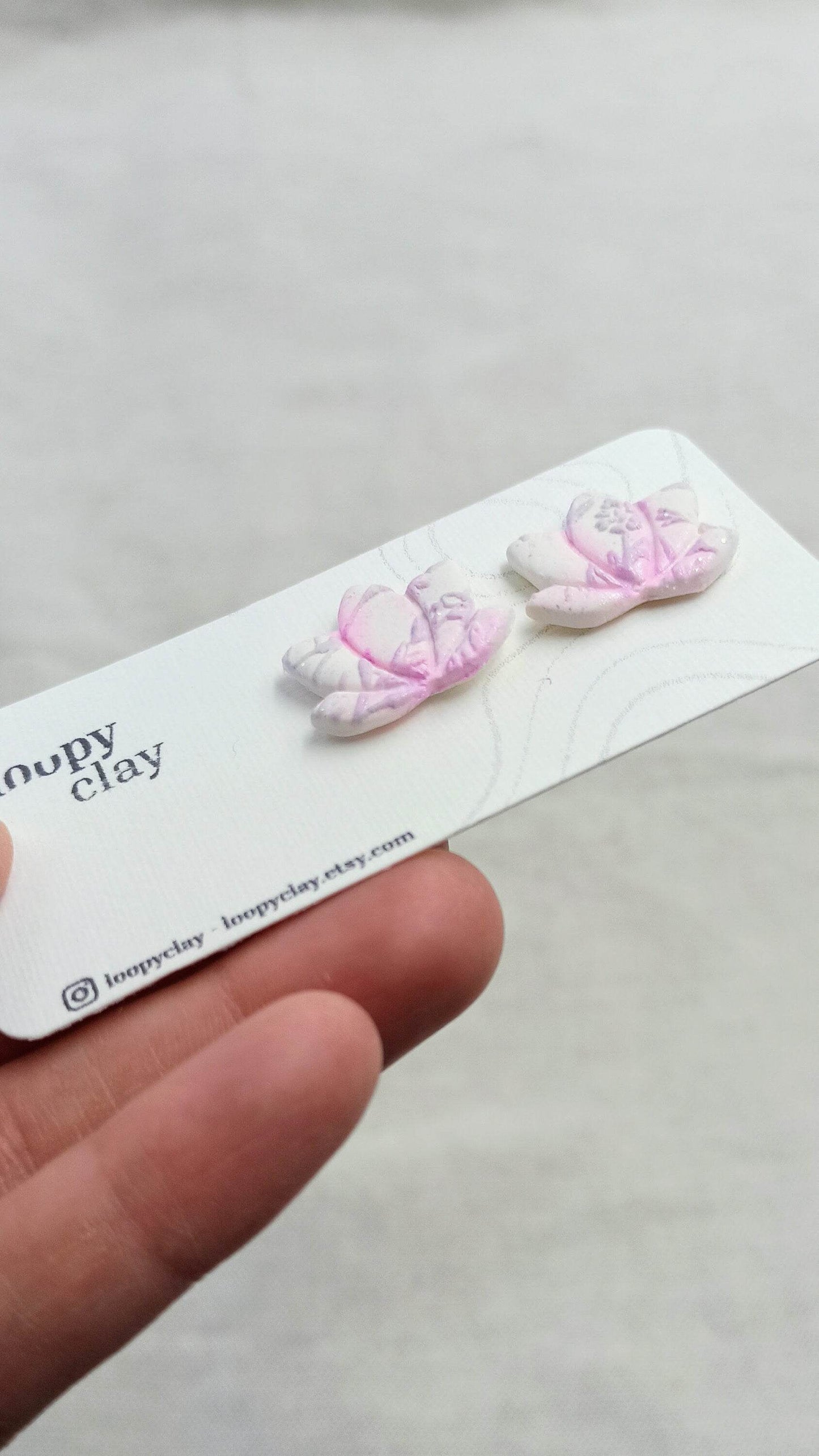 Orecchini a bottone fiore di loto bianco e lilla - Loopy Clay