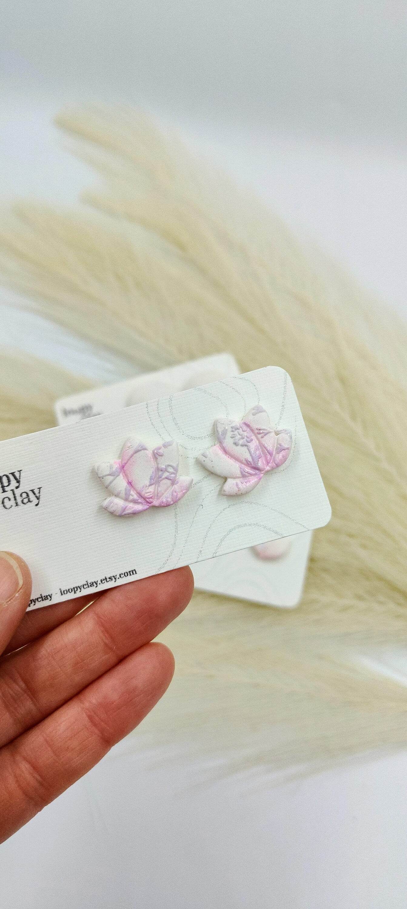 Orecchini a bottone fiore di loto bianco e lilla - Loopy Clay