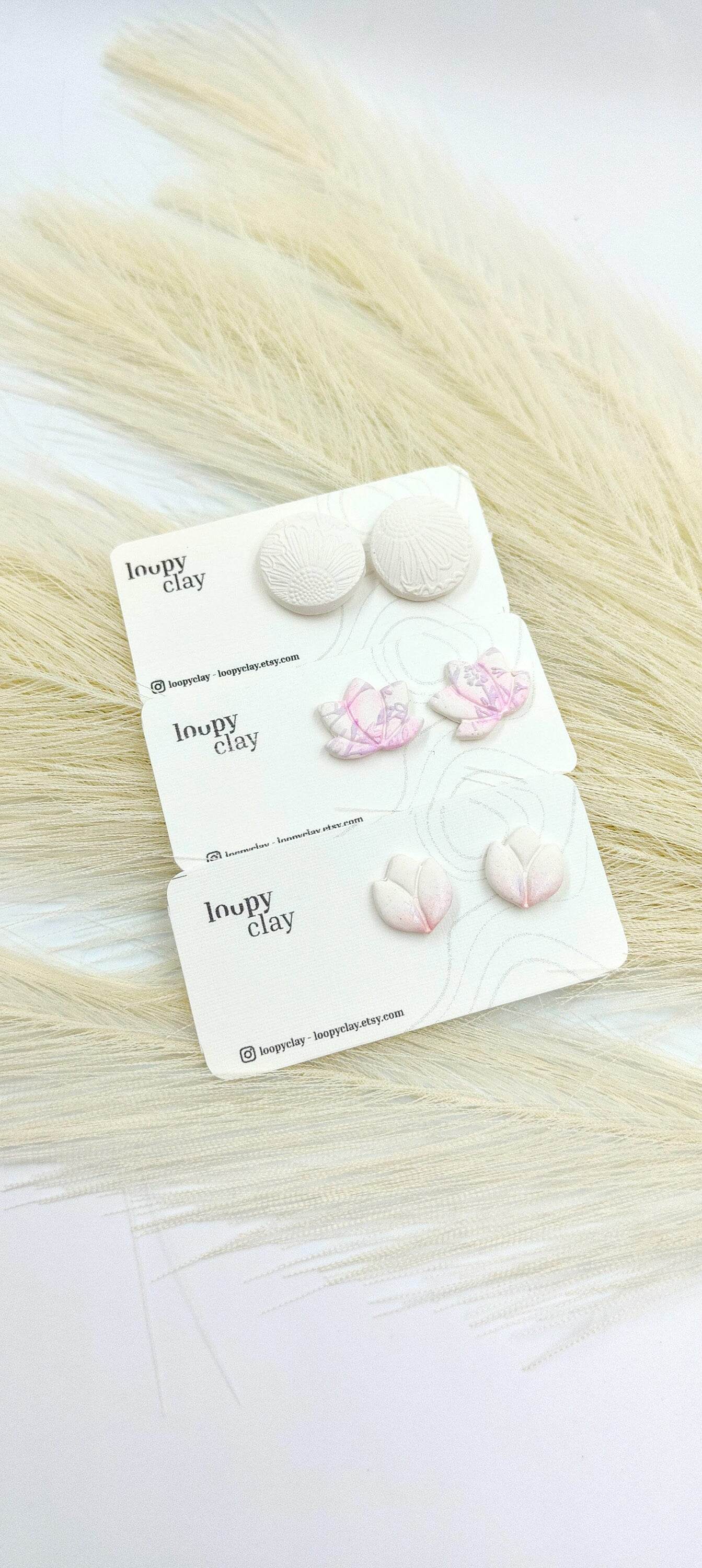 Orecchini a bottone fiore di loto bianco e lilla - Loopy Clay