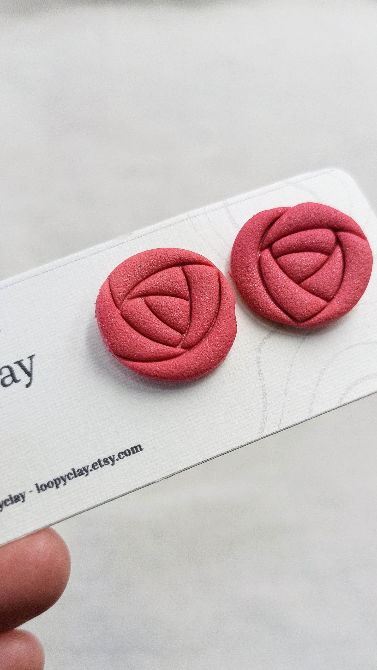 Orecchini a bottone a forma di rosa - Loopy Clay