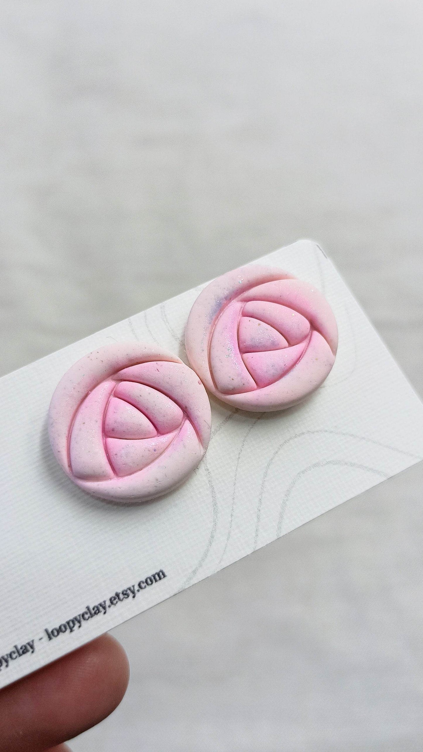 Orecchini a bottone a forma di rosa - Loopy Clay