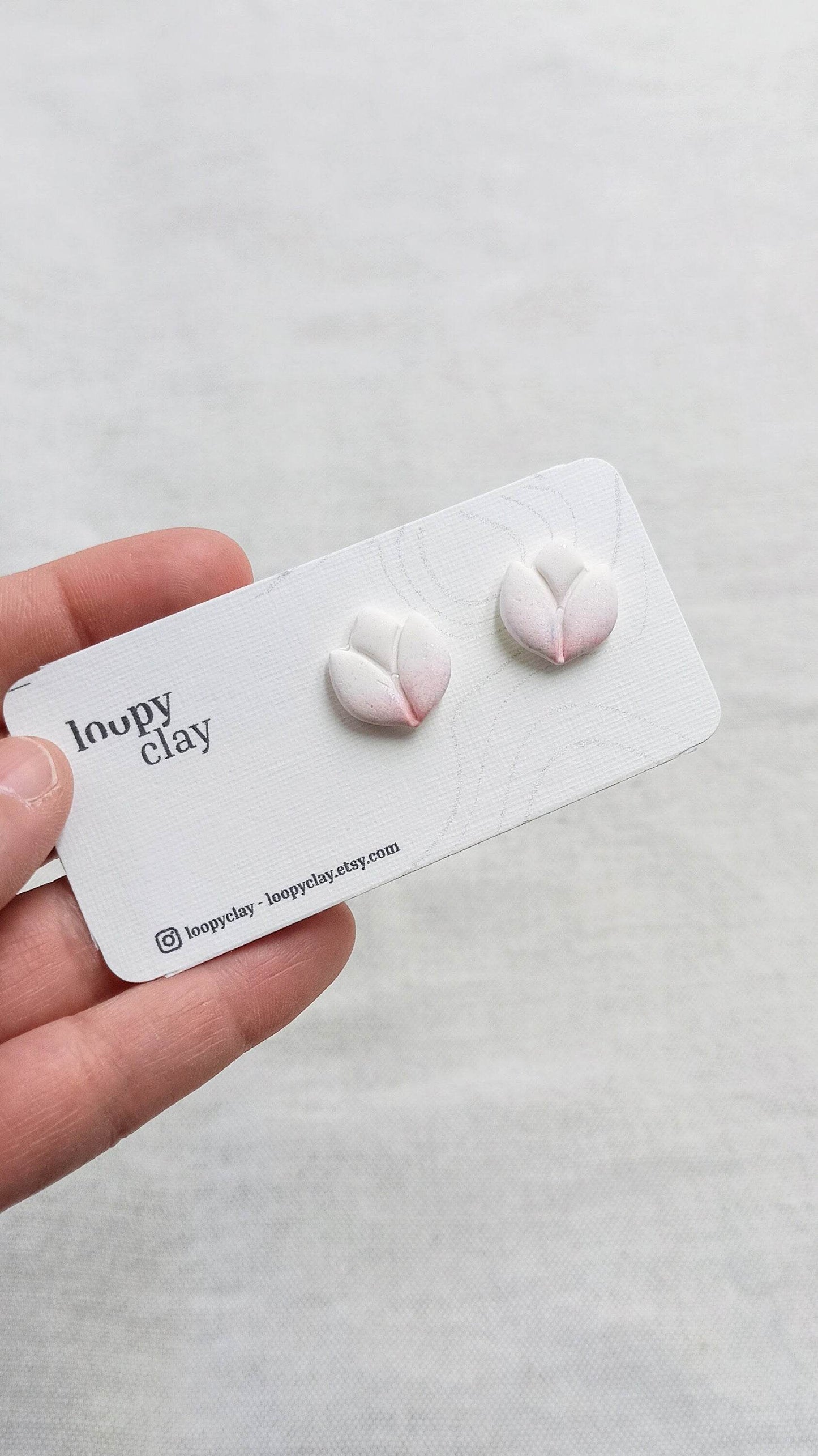 Orecchini a bottone bocciolo bianco e rosa - Loopy Clay