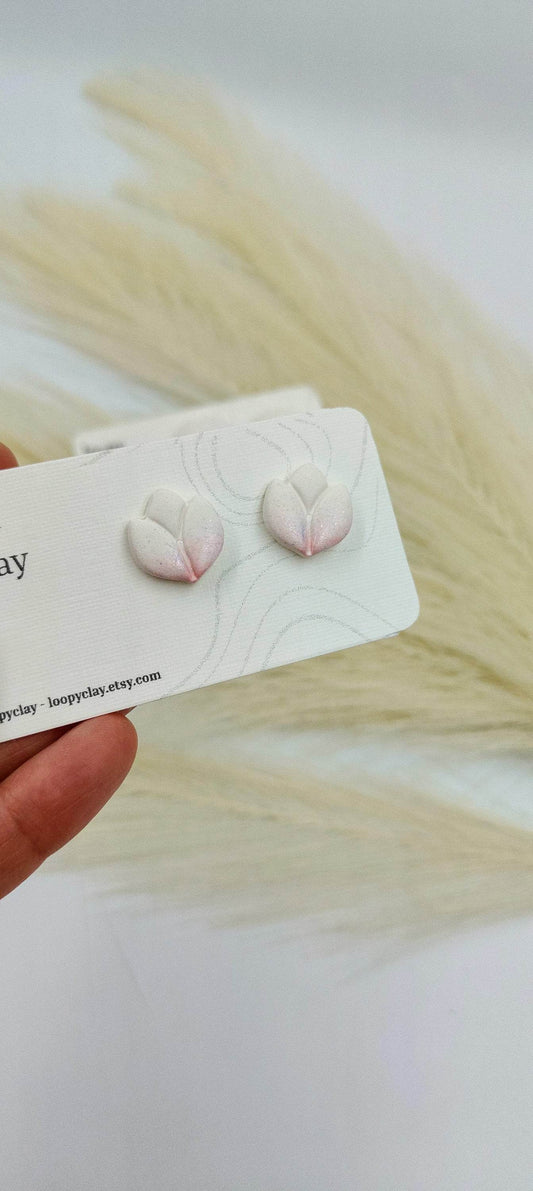 Orecchini a bottone bocciolo bianco e rosa - Loopy Clay