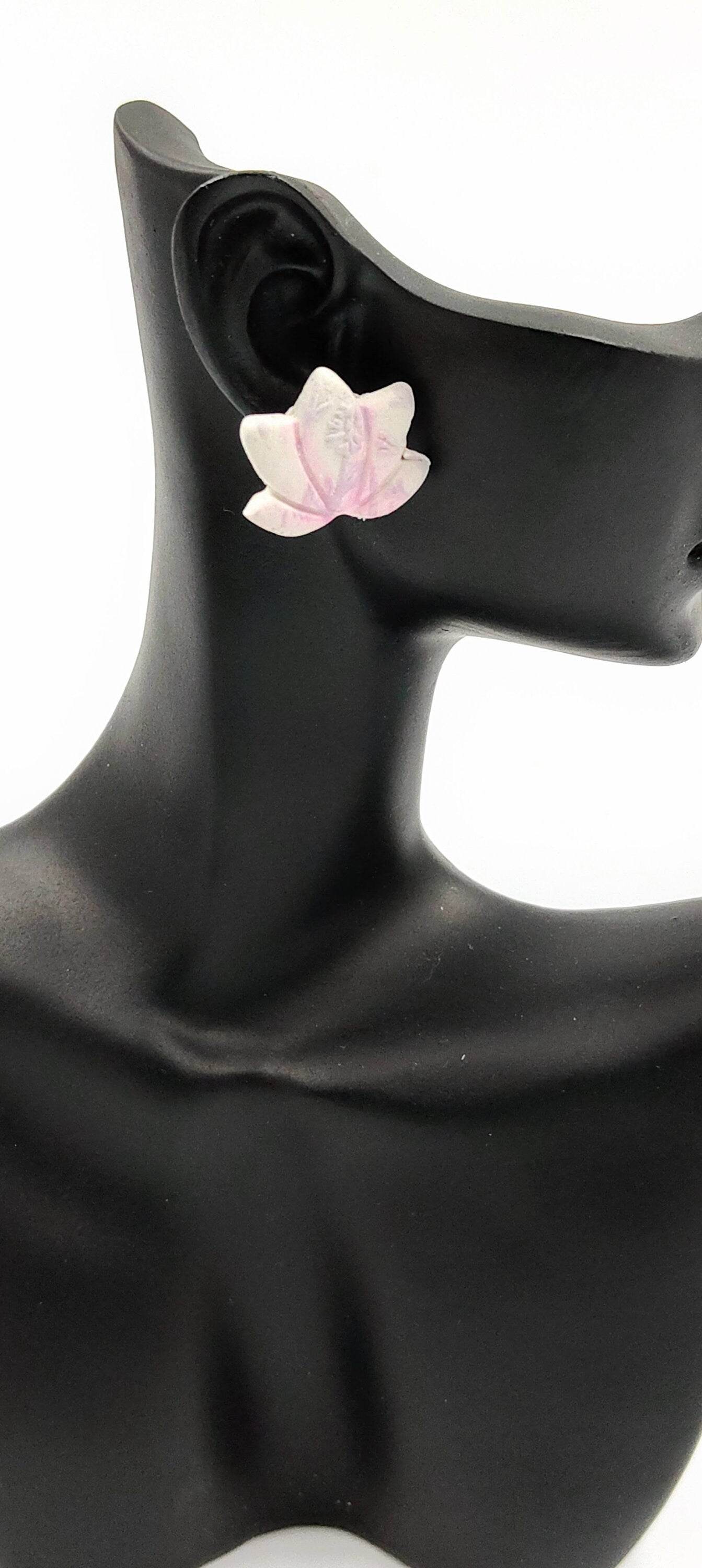 Orecchini a bottone fiore di loto bianco e lilla - Loopy Clay