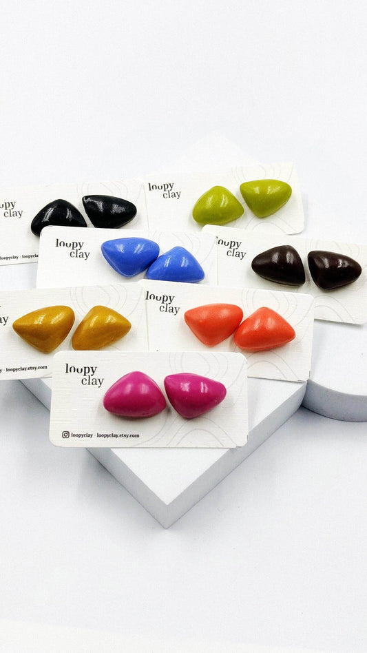 Orecchini bombati bottone triangolo - Loopy Clay