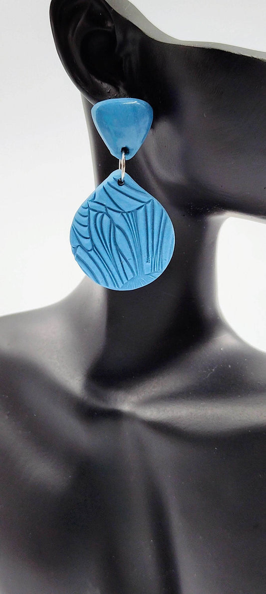 Orecchini romantici Pendenti Fatti a Mano: Un Tocco di Eleganza in blu. Eleganza quotidiana. Colore blu elegante con effetto a rilievo - Loopy Clay