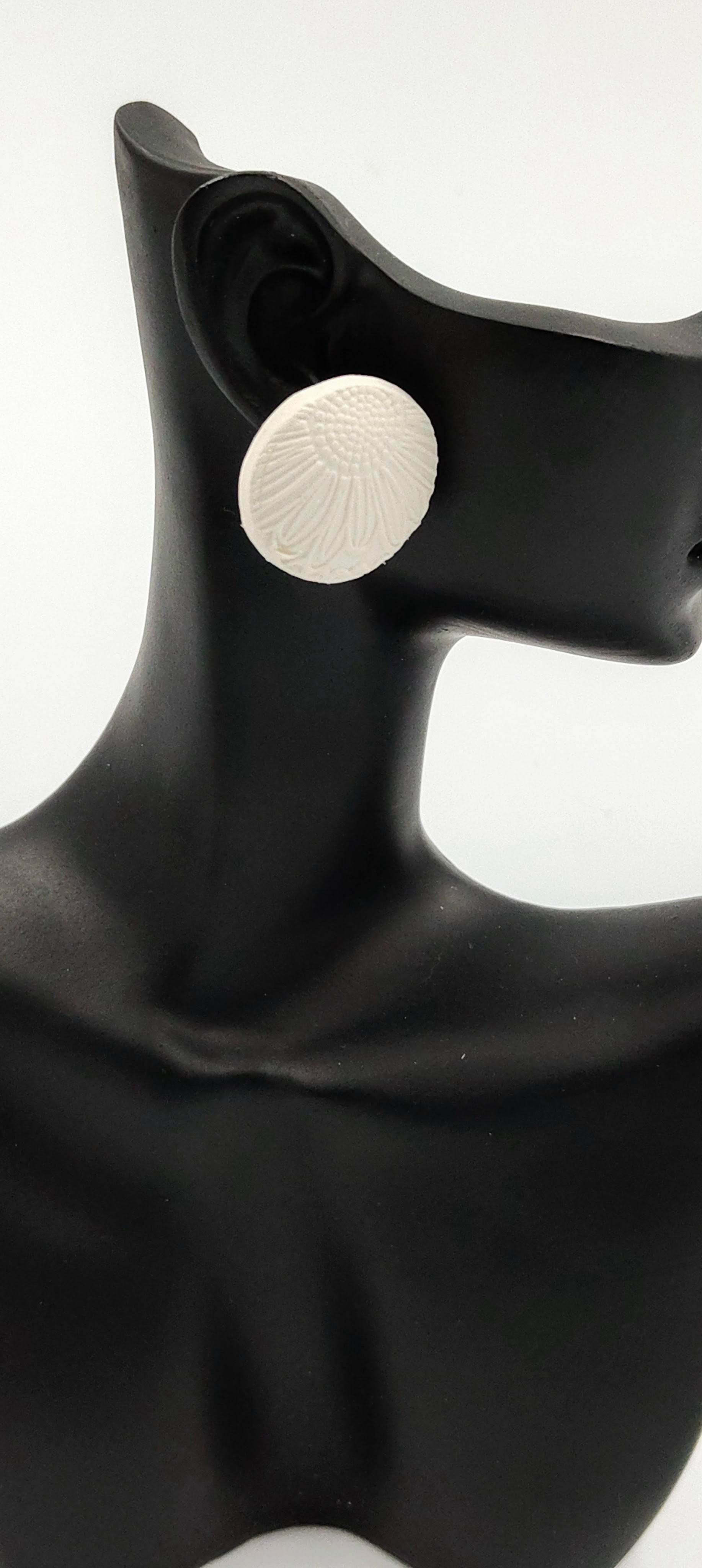Orecchini copri lobo bianchi con margherite - Loopy Clay
