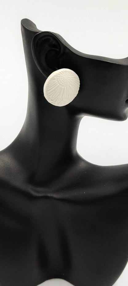 Orecchini copri lobo bianchi con margherite