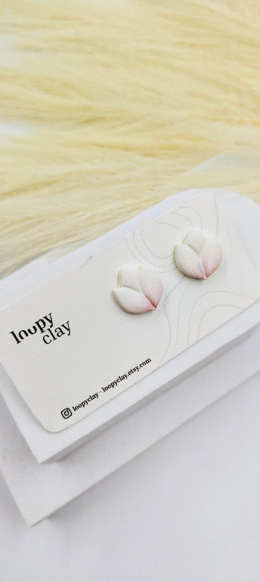 Orecchini a bottone bocciolo bianco e rosa - Loopy Clay