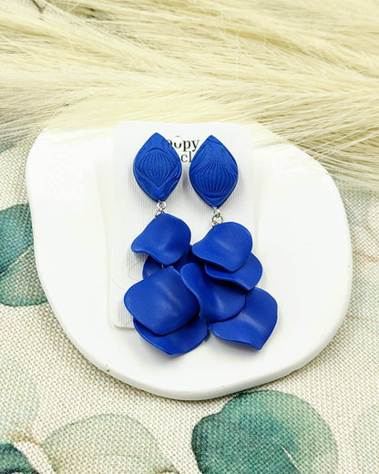Orecchini petali di fiore, eleganza in blu