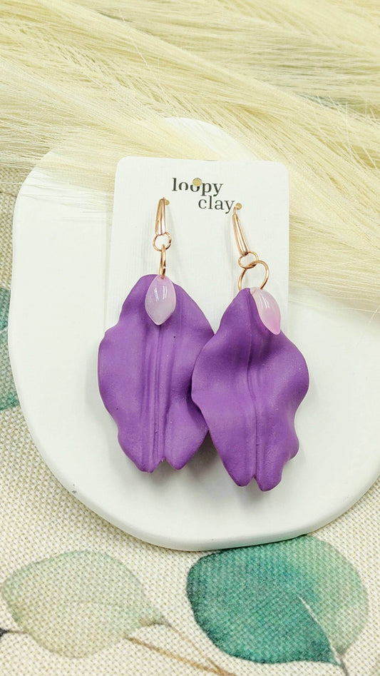 Orecchini eleganti petalo di fiore bicolore viola con vetro - Loopy Clay