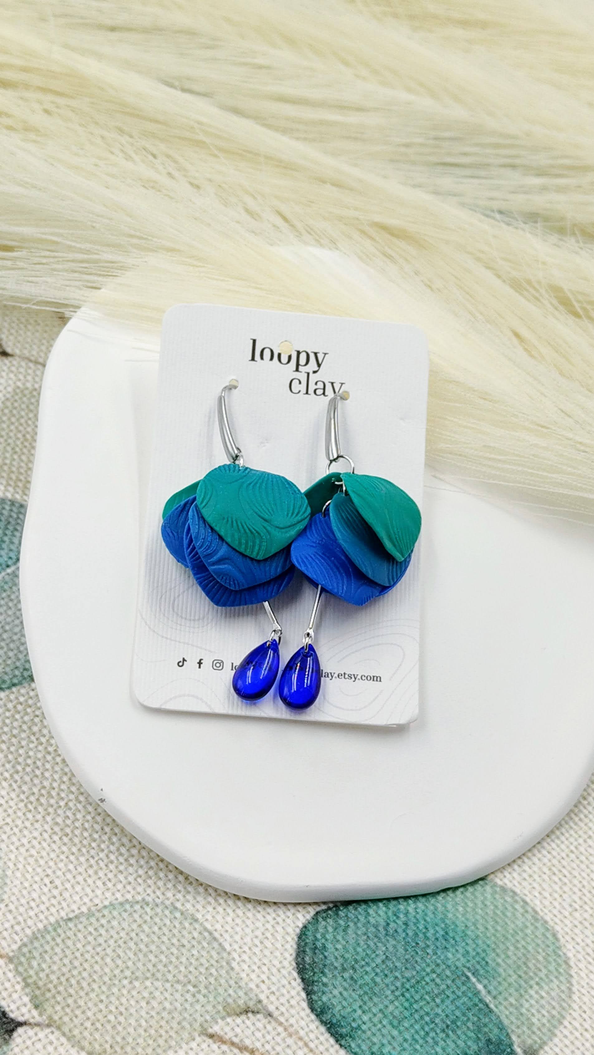 Orecchini Petali Turchesi e Blu: Un Tuffo di Colore nel Tuo Stile