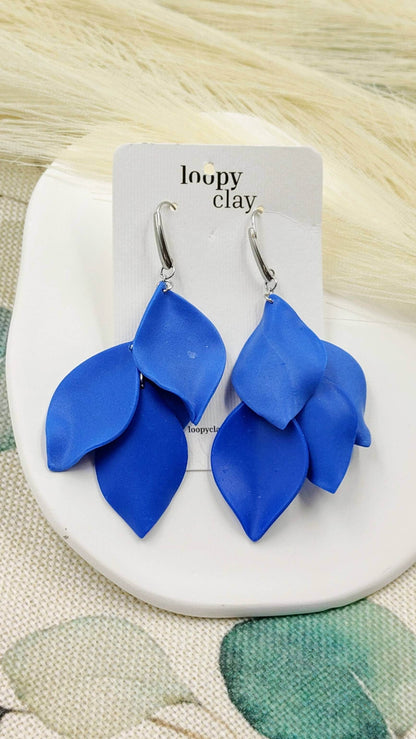 Orecchini petali di fiore, eleganza in blu