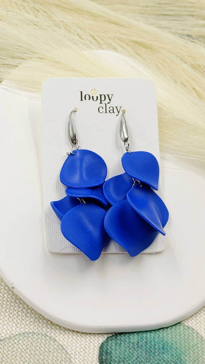 Orecchini petali di fiore, eleganza in blu