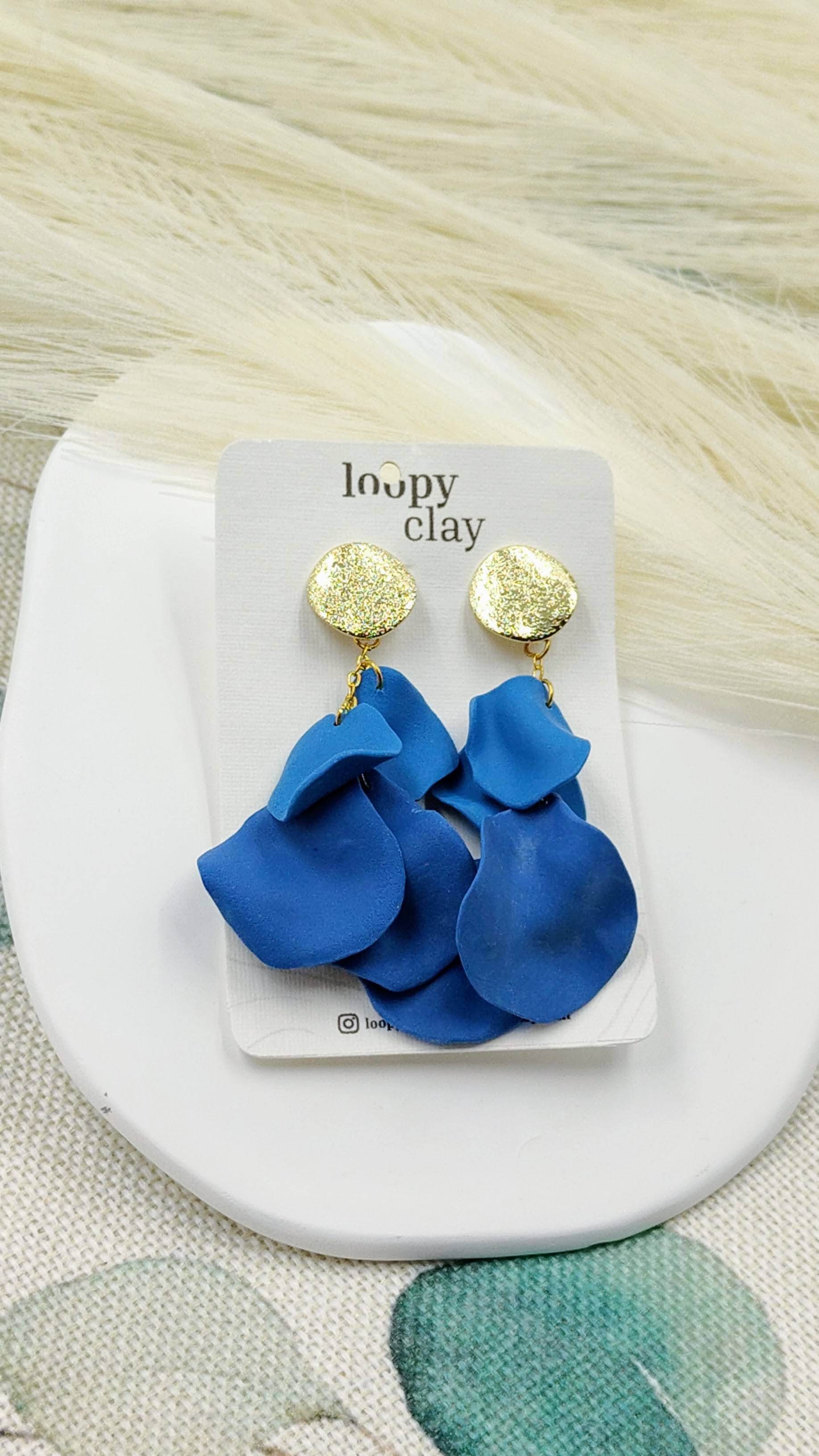 Orecchini petali di fiore, eleganza in blu - Loopy Clay