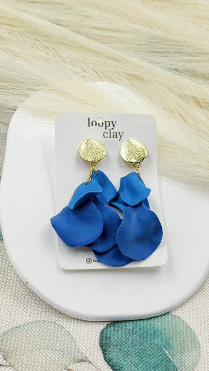 Orecchini petali di fiore, eleganza in blu