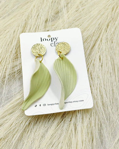Orecchini a bottone: Delicate foglie di campo bicolore