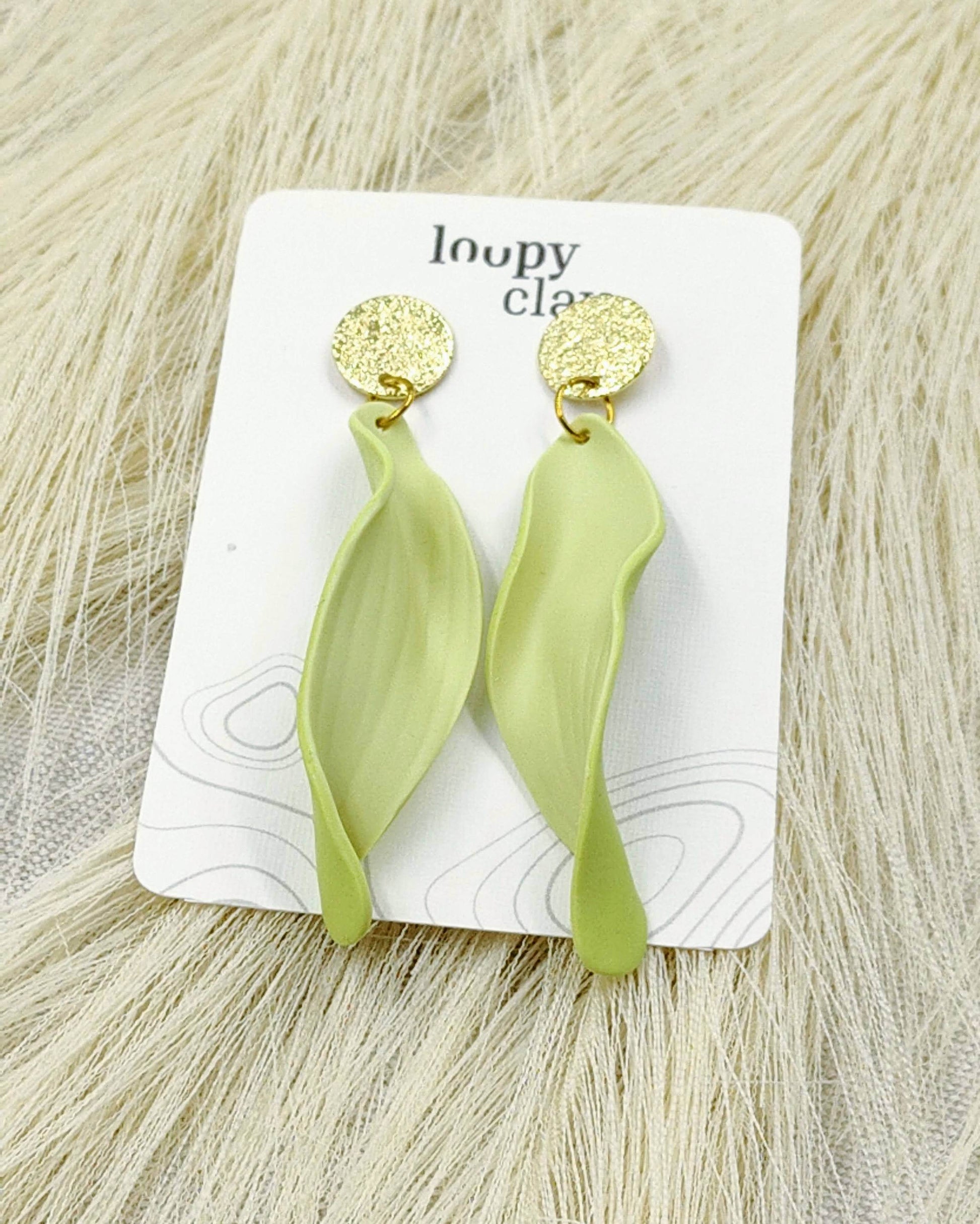 Orecchini a bottone: Delicate foglie di campo bicolore