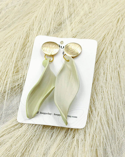 Orecchini a bottone: Delicate foglie di campo bicolore