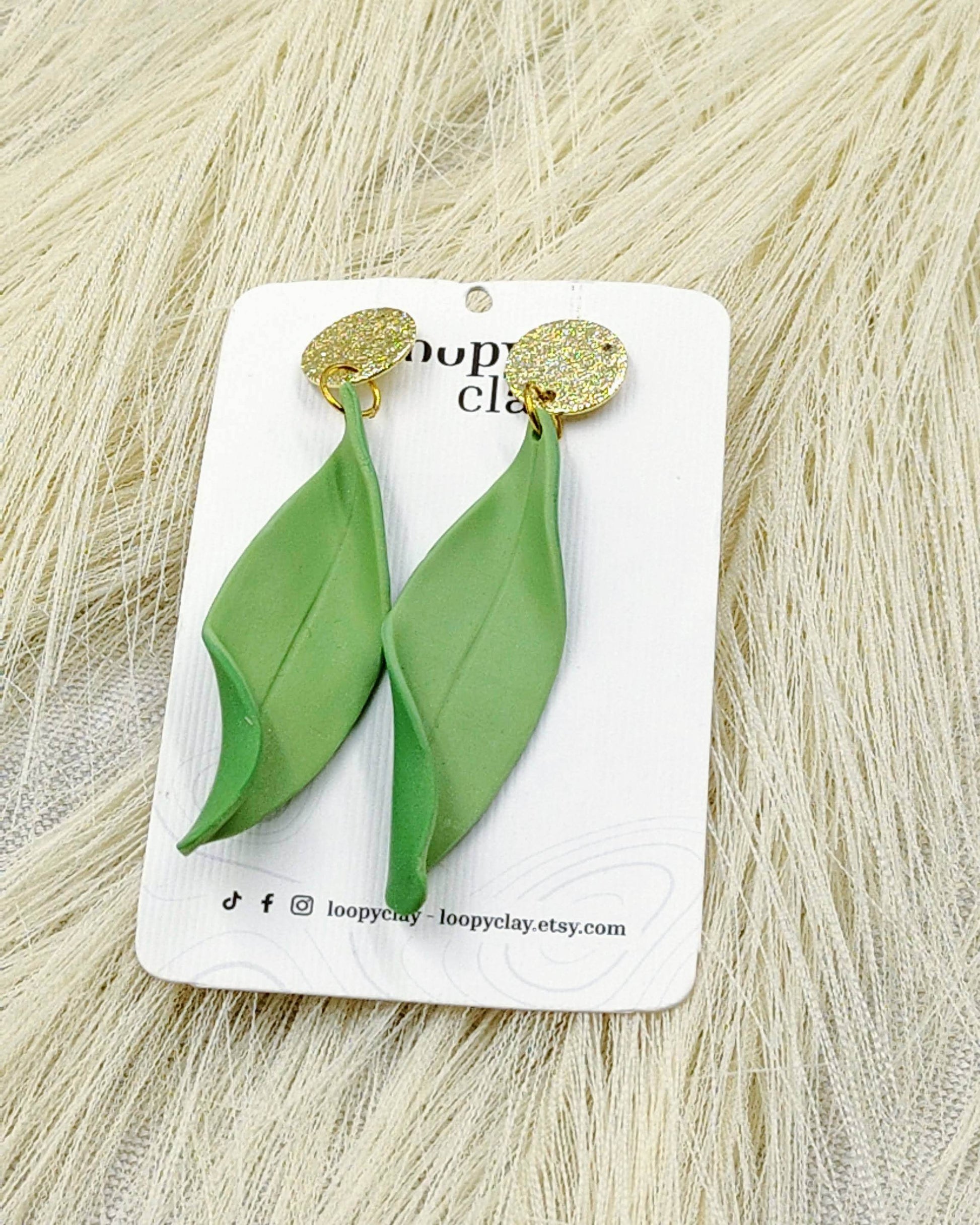 Orecchini a bottone: Delicate foglie di campo bicolore