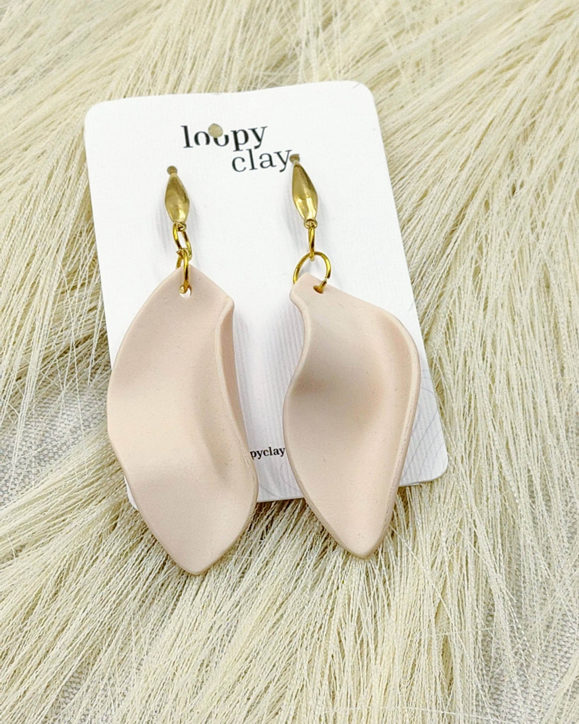 Delicati orecchini petali di fiore bicolore - Loopy Clay