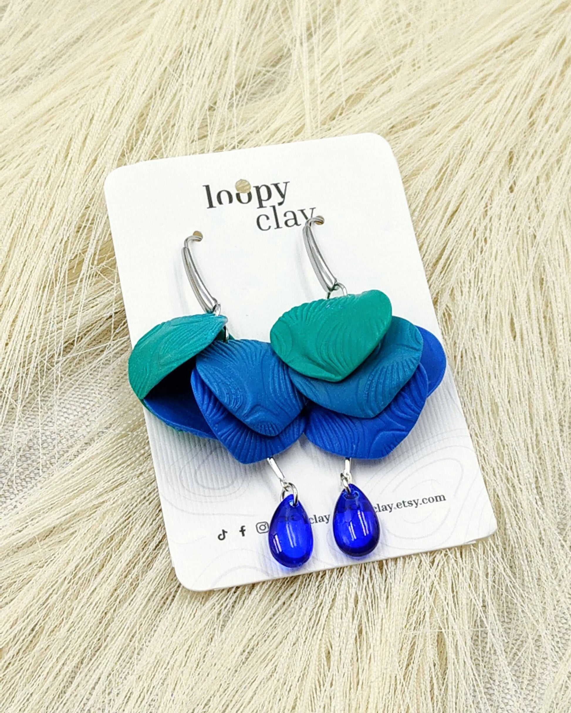 Orecchini Petali Turchesi e Blu: Un Tuffo di Colore nel Tuo Stile