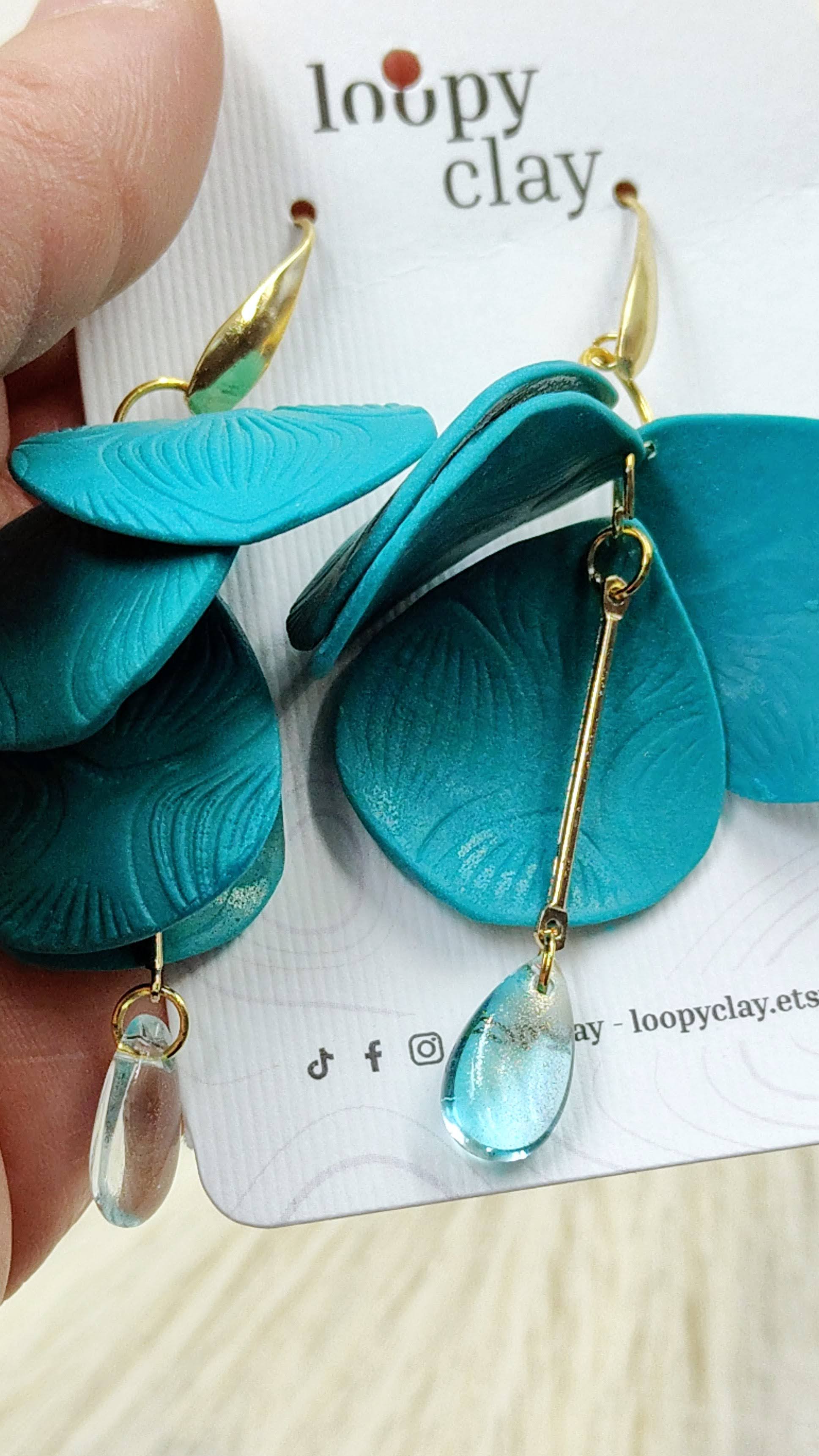 Orecchini Petali Turchesi e Blu: Un Tuffo di Colore nel Tuo Stile