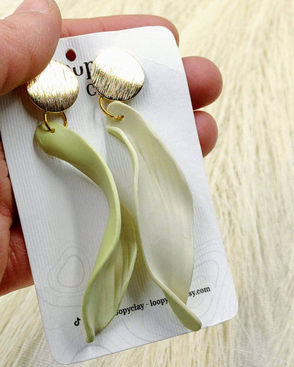 Orecchini a bottone: Delicate foglie di campo bicolore