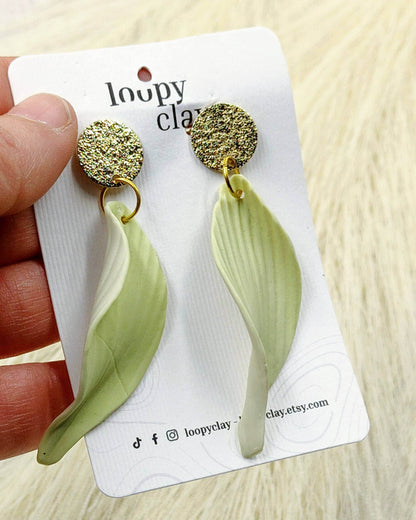 Orecchini a bottone: Delicate foglie di campo bicolore
