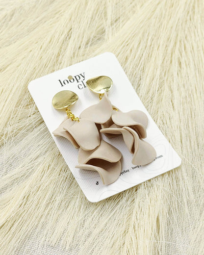 "Sussurri di Natura": Orecchini Artigianali Nude per un'Eleganza Delicata