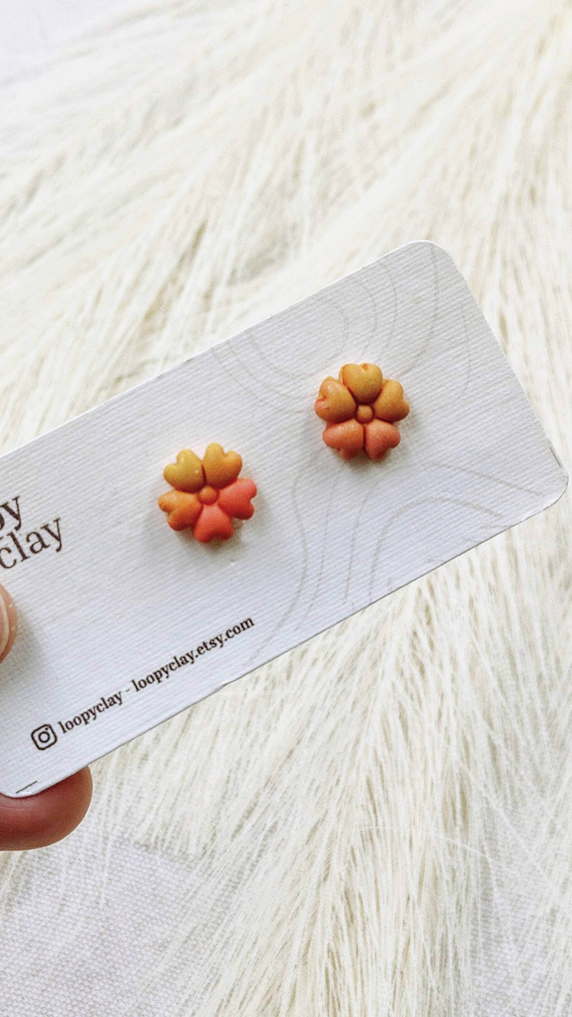 Orecchini mini fiorellini - rosso e arancione - Loopy Clay