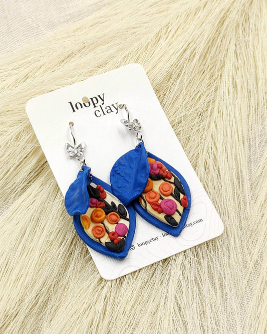 Orecchini Pendenti primavera prato fiorito - petalo blu - Loopy Clay